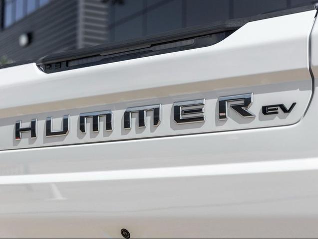 Photo of 2025 Interstellar White GMC HUMMER EV Pickup