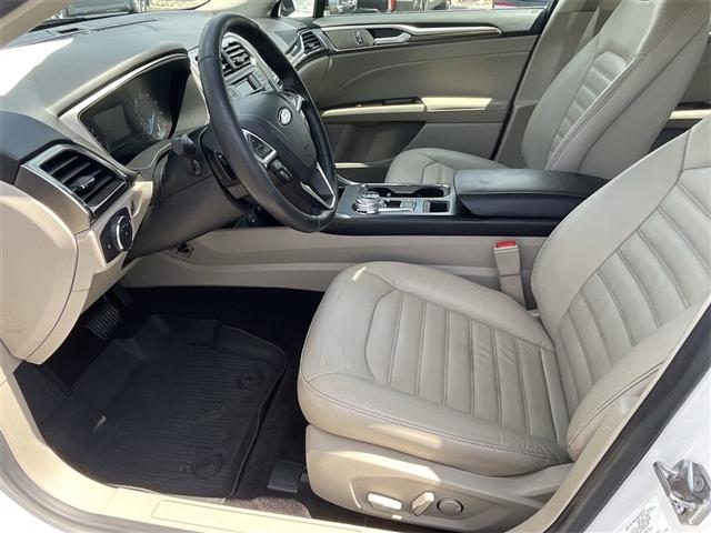 Photo of 2017 Oxford White Ford Fusion