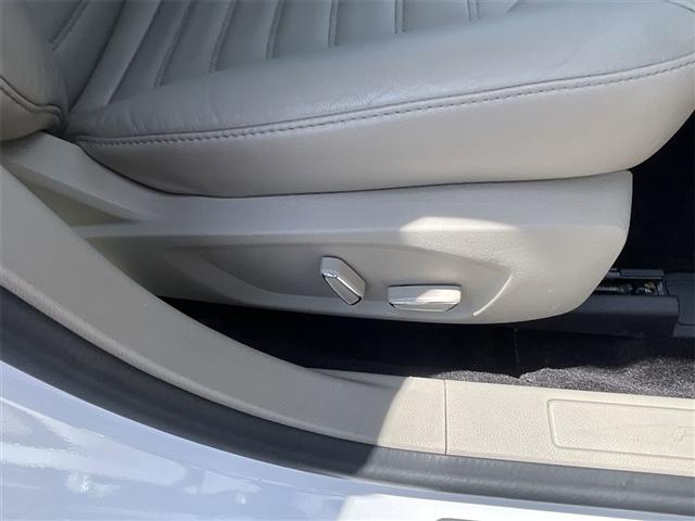 Photo of 2017 Oxford White Ford Fusion