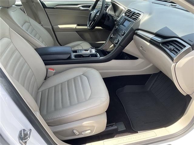 Photo of 2017 Oxford White Ford Fusion