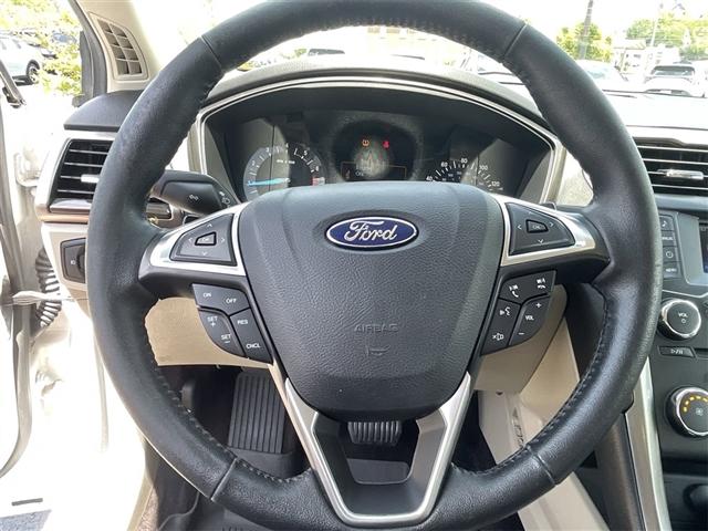 Photo of 2017 Oxford White Ford Fusion