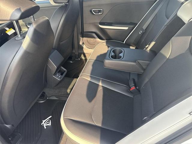 Photo of 2025 Snow White Pearl Kia K4