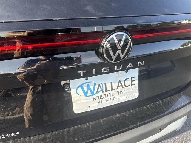 Photo of 2025 Deep Black Pearl Effect Volkswagen Tiguan