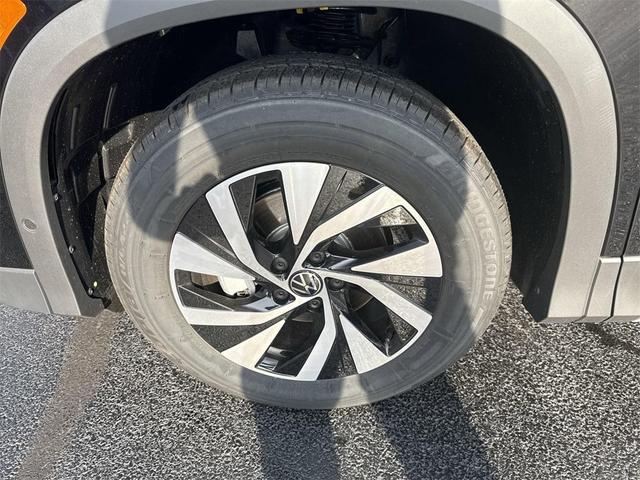 Photo of 2025 Deep Black Pearl Effect Volkswagen Tiguan