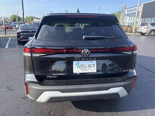 Photo of 2025 Deep Black Pearl Effect Volkswagen Tiguan