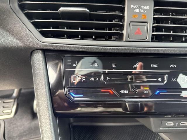 Photo of 2025 Deep Black Pearl Effect Volkswagen Jetta