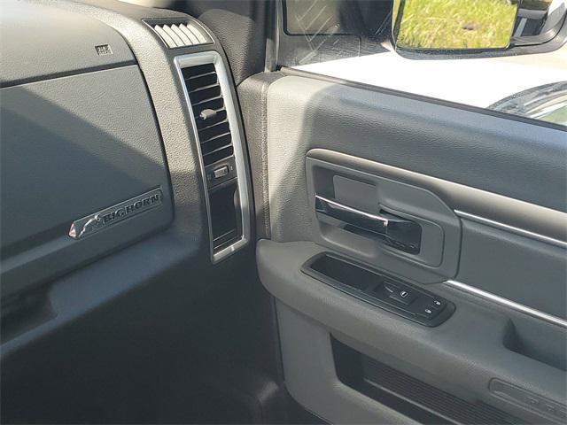 Photo of 2016 Granite Crystal Metallic Clearcoat RAM 3500