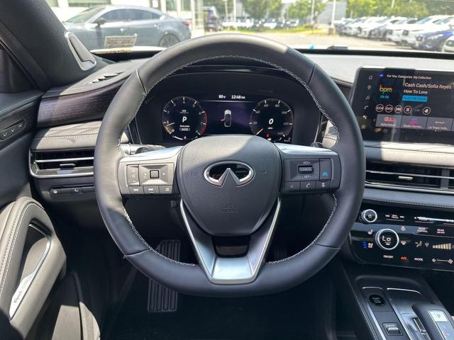 Photo of 2026 White / Black INFINITI QX60