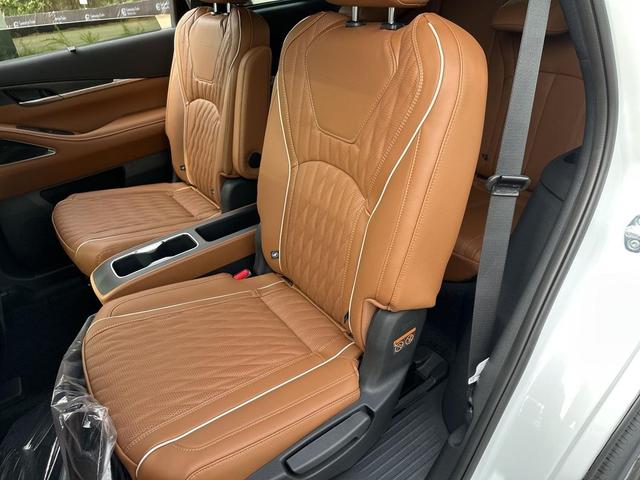 Photo of 2026 Radiant White/Black Obsidian INFINITI QX60