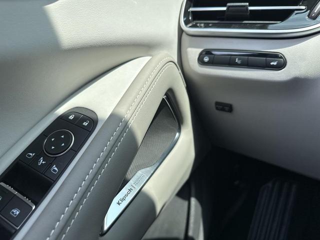 Photo of 2026 White / Black INFINITI QX60