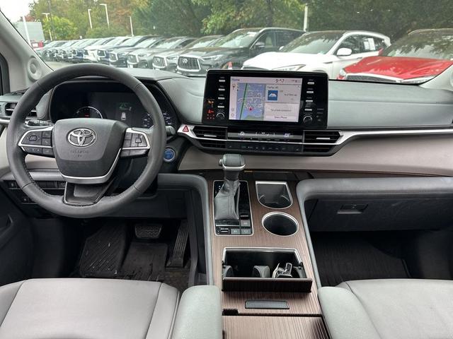 Photo of 2022 Midnight Black Metallic Toyota Sienna