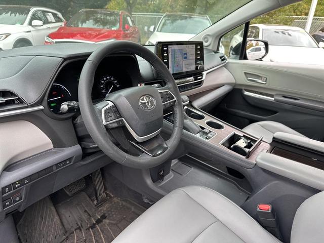 Photo of 2022 Midnight Black Metallic Toyota Sienna