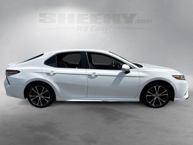 Photo of 2018 Super White Toyota Camry
