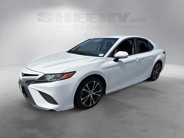 Photo of 2018 Super White Toyota Camry