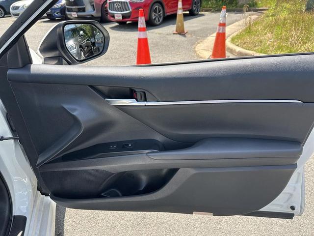 Photo of 2018 Super White Toyota Camry