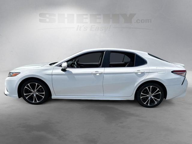 Photo of 2018 Super White Toyota Camry