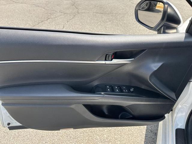Photo of 2018 Super White Toyota Camry