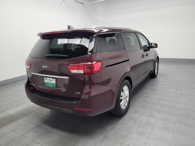 Photo of 2015 Red Kia Sedona