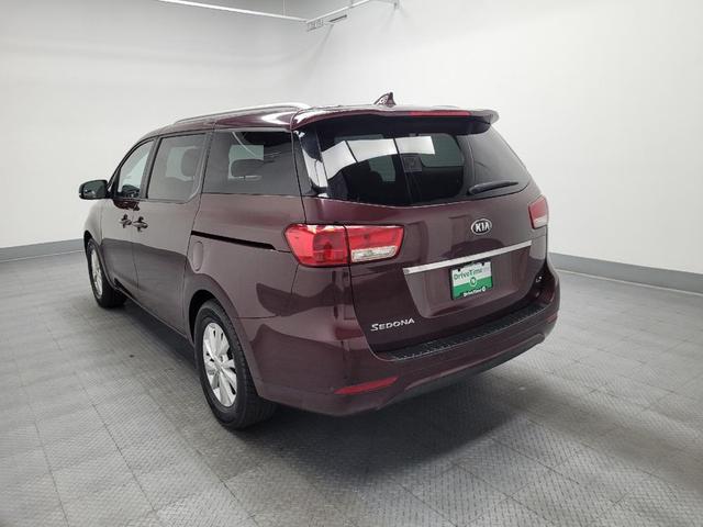 Photo of 2015 Red Kia Sedona