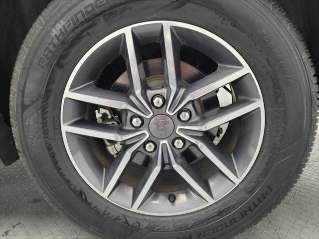 Photo of 2019 Granite Crystal Metallic Clearcoat Jeep Grand Cherokee