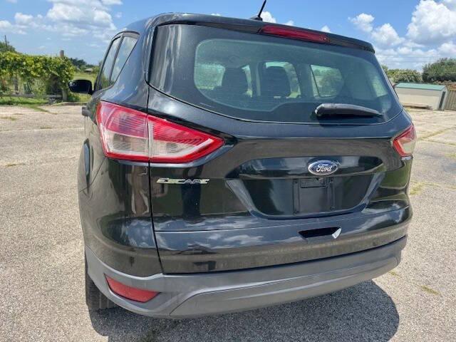 Photo of 2015 Black Ford Escape