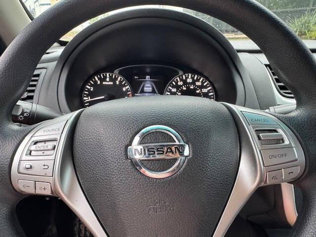 Photo of 2018 White Nissan Altima