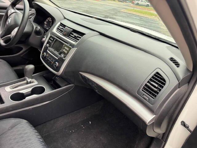 Photo of 2018 White Nissan Altima