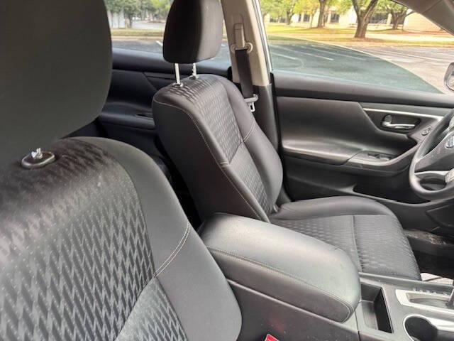 Photo of 2018 White Nissan Altima