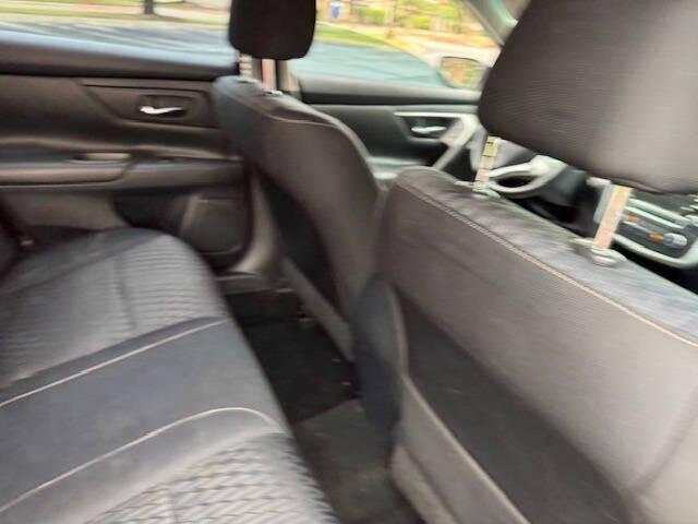 Photo of 2018 White Nissan Altima