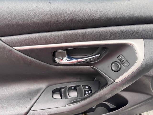 Photo of 2018 White Nissan Altima