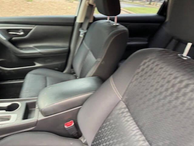 Photo of 2018 White Nissan Altima