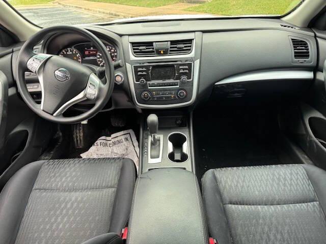 Photo of 2018 White Nissan Altima