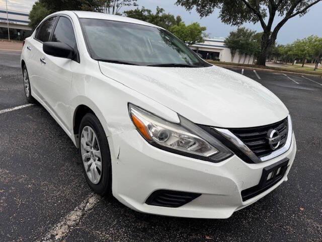 Photo of 2018 White Nissan Altima