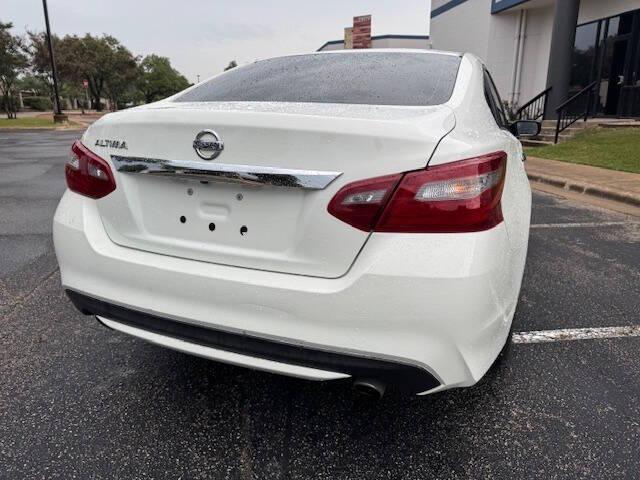 Photo of 2018 White Nissan Altima