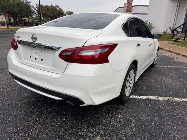 Photo of 2018 White Nissan Altima