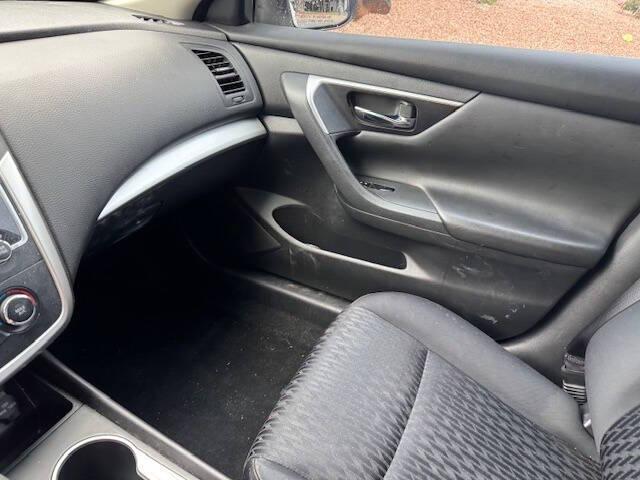 Photo of 2018 White Nissan Altima