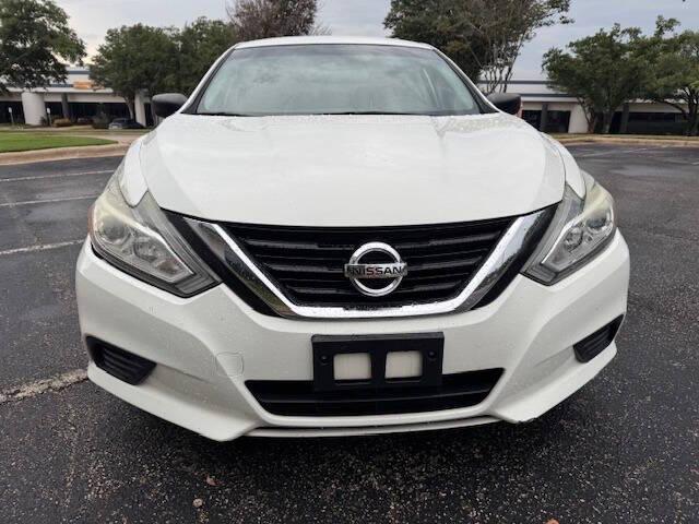 Photo of 2018 White Nissan Altima