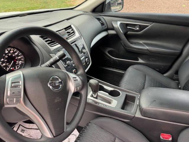 Photo of 2018 White Nissan Altima