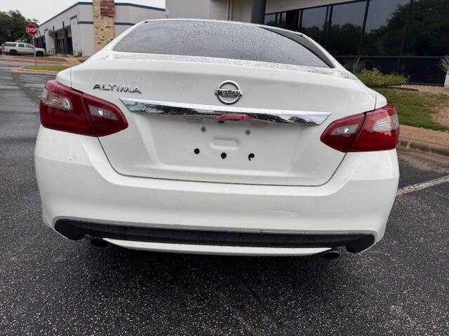 Photo of 2018 White Nissan Altima