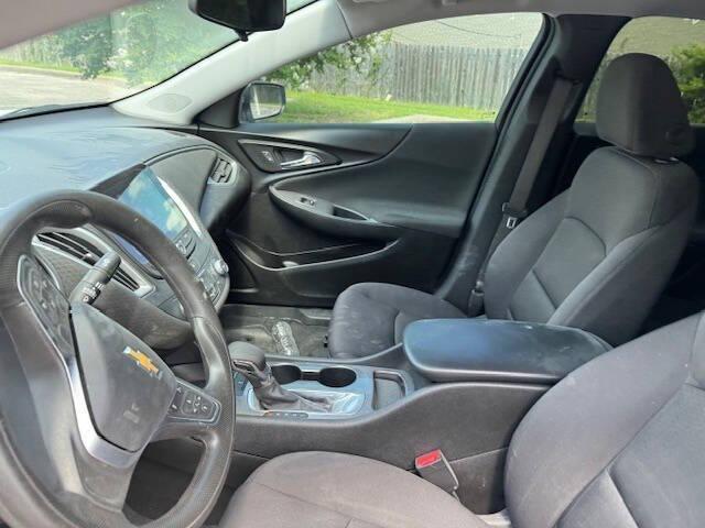 Photo of 2022 White Chevrolet Malibu