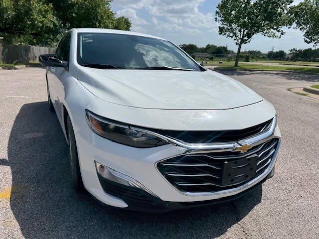Photo of 2022 White Chevrolet Malibu