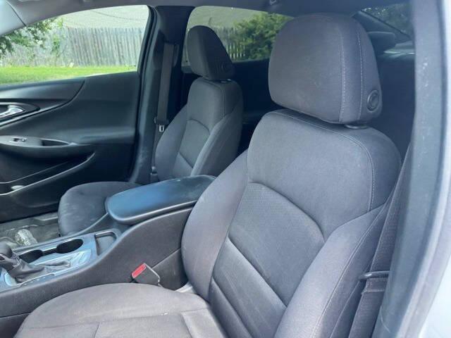 Photo of 2022 White Chevrolet Malibu