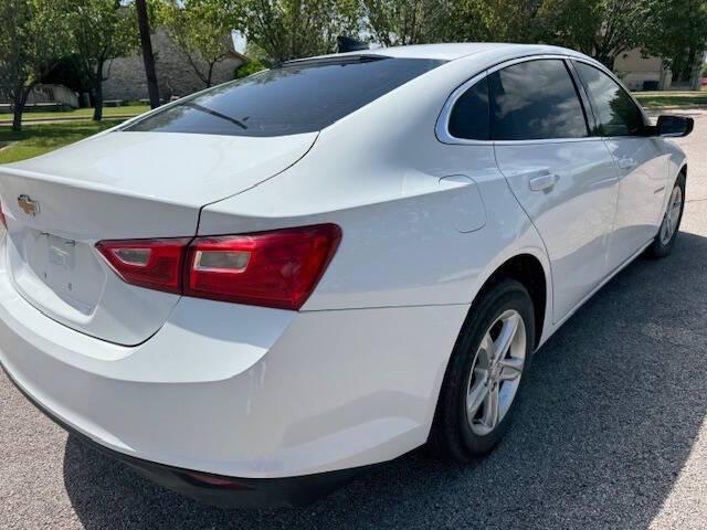 Photo of 2022 White Chevrolet Malibu