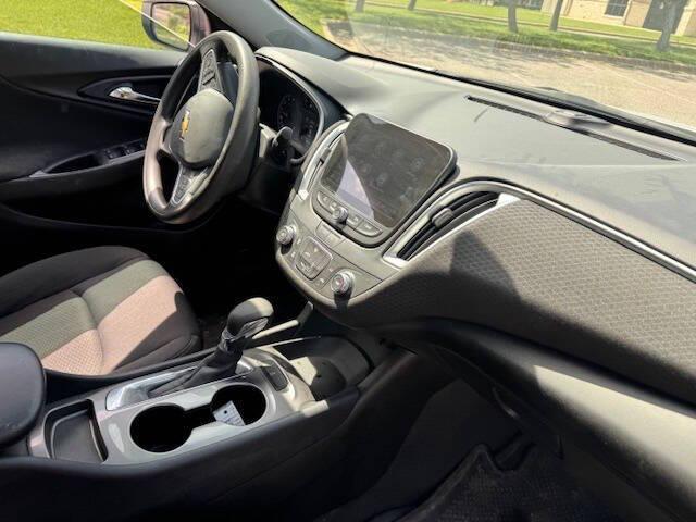 Photo of 2022 White Chevrolet Malibu