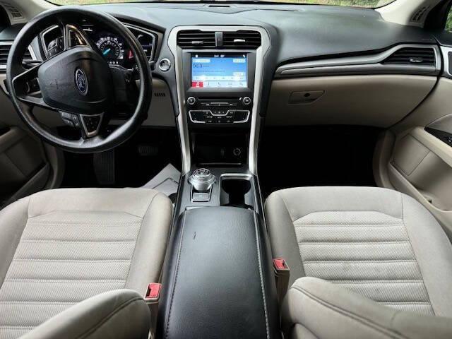 Photo of 2017 White Ford Fusion