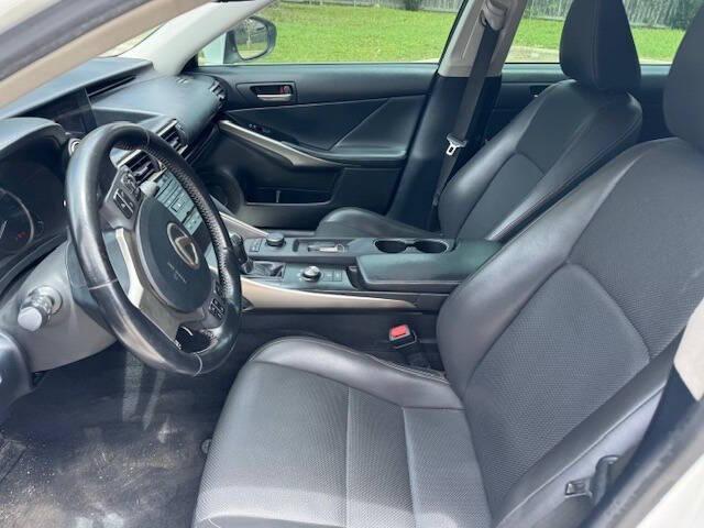 Photo of 2018 White Lexus IS 300