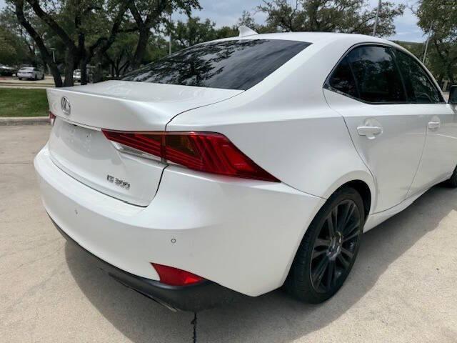 Photo of 2018 White Lexus IS 300