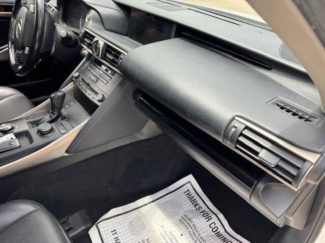 Photo of 2018 White Lexus IS 300