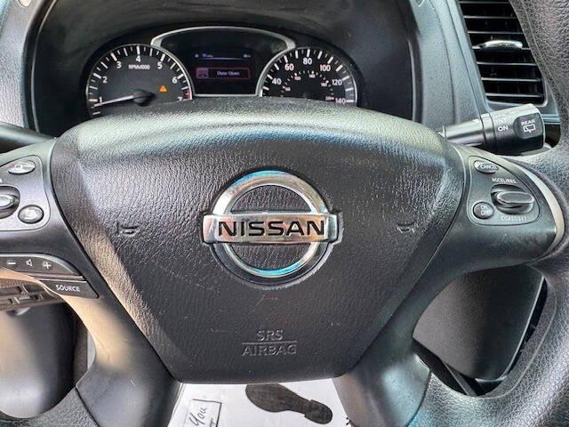 Photo of 2014 Red Nissan Pathfinder