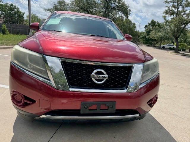 Photo of 2014 Red Nissan Pathfinder